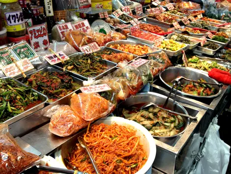 Stallo coreano nel mercato coperto Tsuruhashi, Osaka.