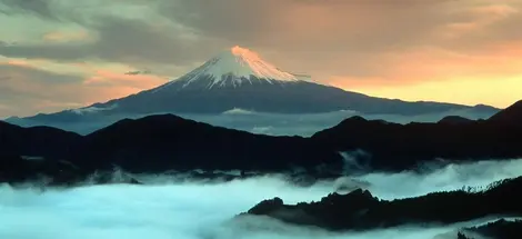 Le mont Fuji au lever du soleil, dans la préfecture de Shizuoka. Le mont Fuji au lever du soleil, dans la préfecture de Shizuoka.
