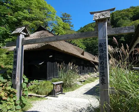 Le portique en bois marquant l'entrée de Tsurunoyu Onsen.