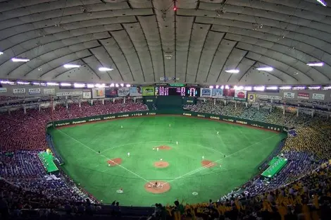 Baseball en el Tokyo Dome Stadium.