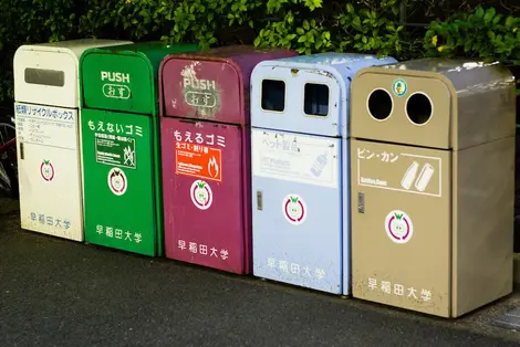 Les rares poubelles publiques de Tokyo se déclinent en couleurs, selon les règles du recyclage.