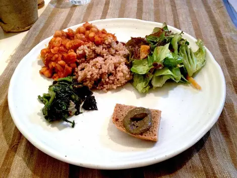 Une assiette végétarienne chez Bon On Shya, à Kôyasan.