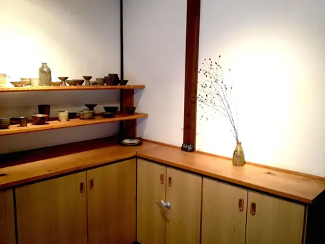 Chez Bon On Shya, on peut aussi trouver de superbes céramiques produites avec la terre sacrée de Kôyasan.
