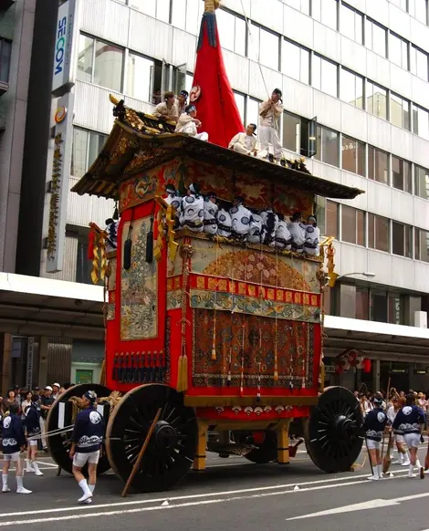 Gion Matsuri tanks of Kyoto may reach 25m in height, and their wheels measure as an adult!