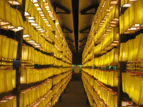 Pasillo del santuario Yasukuni en Tokio. Se encienden 20.000 lámparas durante el Mitama Matsuri.