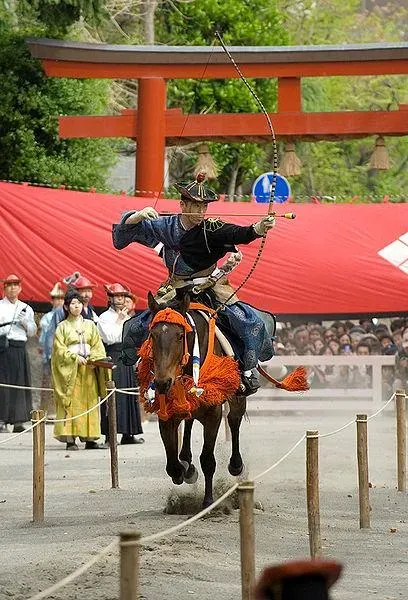 Un arquero durante la ceremonia de yabusame en Kamakura.