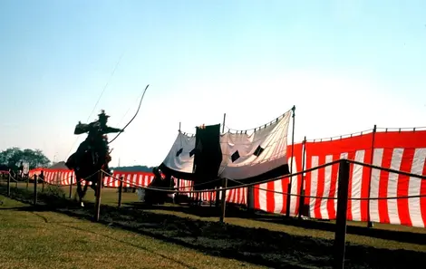 En el Yabusame un arquero galopando a caballo debe darle a tres blancos de manera. En el Yabusame un arquero galopando a caballo debe darle a tres blancos de manera.