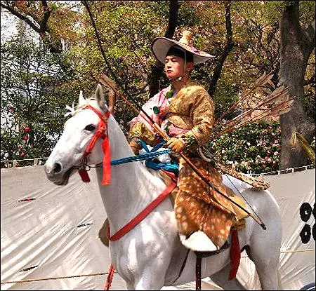 Un arquero en plena concentración antes del Yabusame.