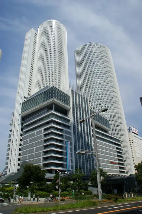 La estación de Nagoya, con sus dos torres cilíndricas, es la más grande del mundo.