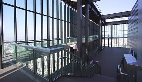 La Sky Street es un pasillo de vidrio que conecta las dos torres de la estación de Nagoya en el piso 15. La Sky Street es un pasillo de vidrio que conecta las dos torres de la estación de Nagoya en el piso 15.