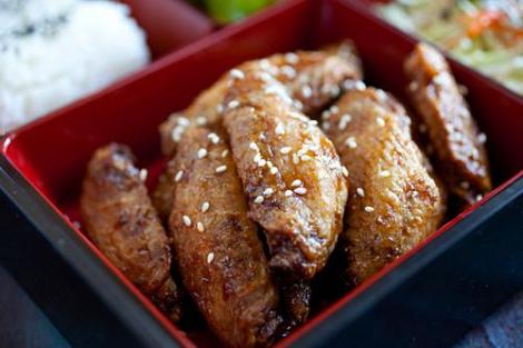 Les ailes de poulet grillées tebasaki, l'une des spécialités de Nagoya.