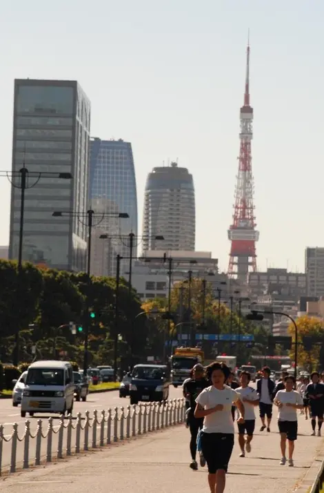 Quelques pas de course autour du Palais Impérial, avec la Tokyo Tower en toile de fond.