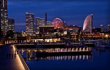 El puerto de Yokohama por la noche