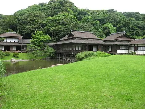 Vista del estanque y las casas de Jardín Sankeien.