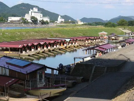 Les bateaux pour la pêche au cormoran. Les bateaux pour l'ukai