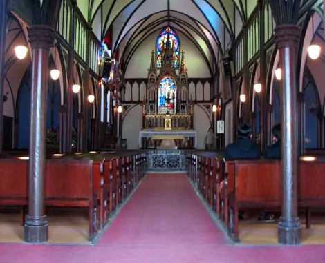 L'intérieur de l'église Oura (Nagasaki), dont les vitraux ont été importés de France. L'intérieur de l'église Oura (Nagasaki), dont les vitraux ont été importés de France.