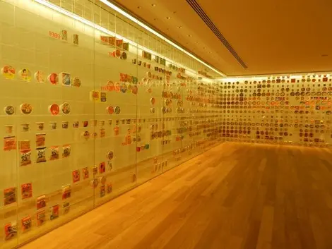 Exposición sobre los varios tipos de Cup noodles.