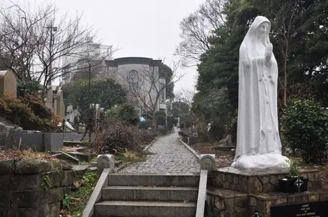 Vicolo del cimitero degli stranieri a Yokohama.