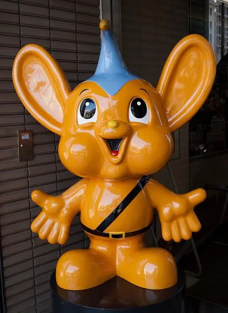 A Tkyo, Piko kun, mascotte de la police métroplitaine, souhaite la bienvenu aux visiteurs.