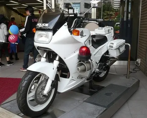 Parmi les véhicules entreposés au Musée de la Police de Tokyo, une moto sur laquelle les enfants peuvent poser en uniforme.  