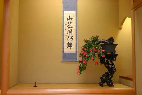 Il Shunkaen Bonsai Museum possiede una grande collezione di vasi, stampe e strumenti per curare i suoi mille bonsai.