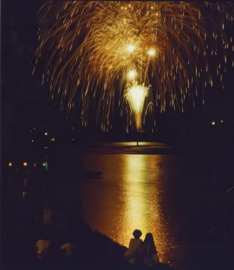 La forma de sauce no puede faltar en los fuegos artificiales japoneses. La forma de sauce no puede faltar en los fuegos artificiales japoneses.