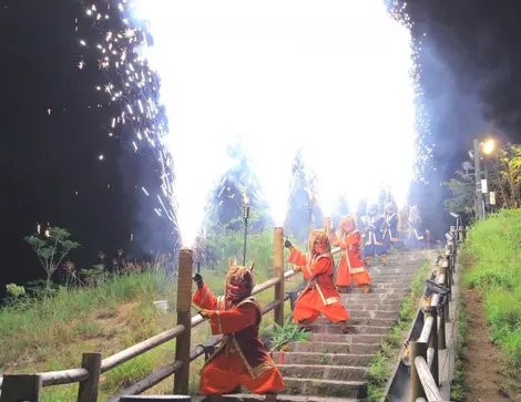 Des artificiers déguisés lancent des explosions lors d'un hanabi sur l'île de Hokkaido.