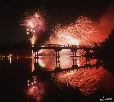 Feux d'artifice d'été devant le mont Akagi. Feux d'artifice d'été devant le mont Akagi.