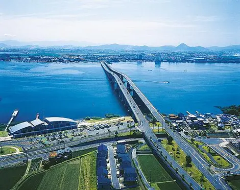 El gran Biwahashi conecta las dos orillas del lago Biwa, el lago más grande de Japón.