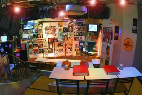 En Shibuya Smash Hit Karaoke ofrece un vasto repertorio de canciones internacionales.