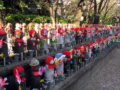 Les Jizô du temple Zôjô (Tokyo) protègent l'âme des enfants mort-nés.