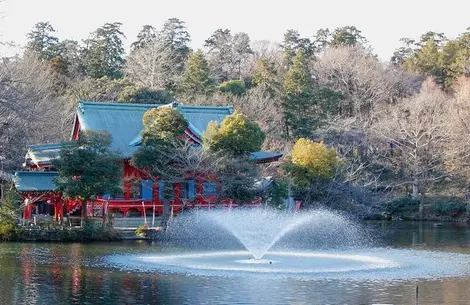 In addition to ducks and paddle boats, garden Inokashira houses a small temple dedicated to the goddess of love Benzaiten.