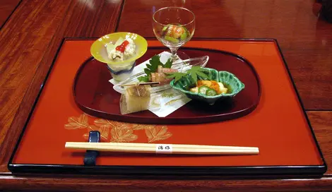 El kaiseki es una tradición culinaria japonesa que consiste en varios pequeños platos. El kaiseki es una tradición culinaria japonesa que consiste en varios pequeños platos.