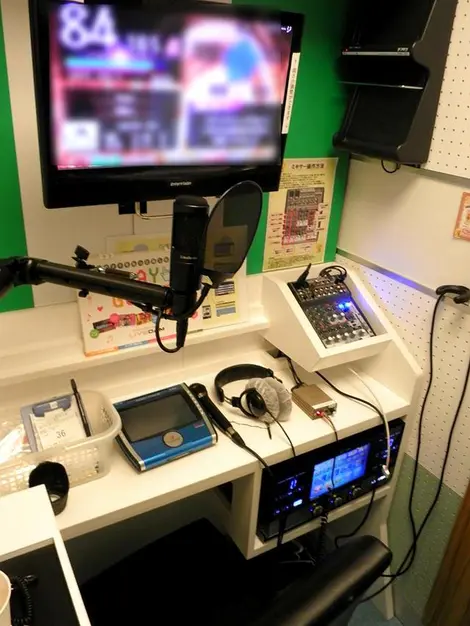 In Tokyo, there are many special karaoke rooms for lonely people. In Tokyo, there are many special karaoke rooms for lonely people.