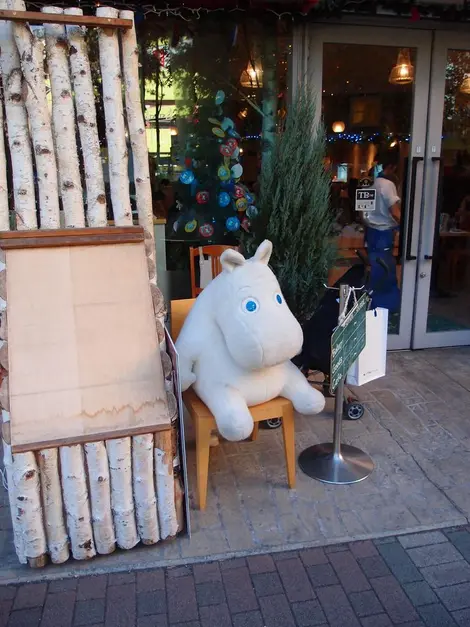 Au Moomin Cafe, pas loin du Tokyo Dome, un curieux compagnon tient compagnie aux personnes seules.