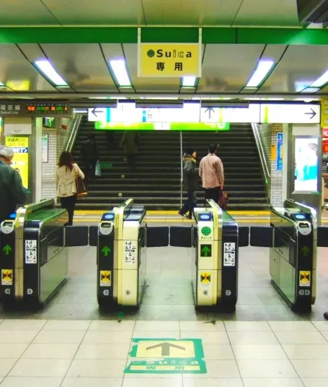 Nelle stazioni ferroviarie di Tokyo, basta passare la carta Suica sugli obliteratori perché l'importo sia addebitato.