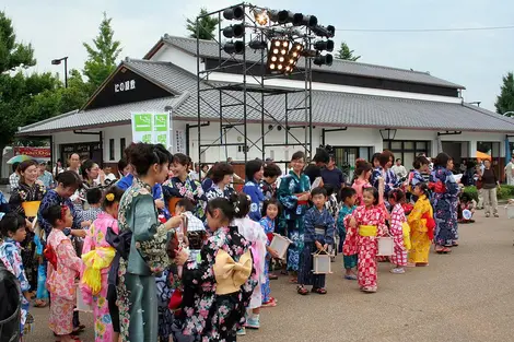 Bambini, adulti, adolescenti, il 70% dei visitatori di Himeji Yukata Matsuri indossare un yukata.