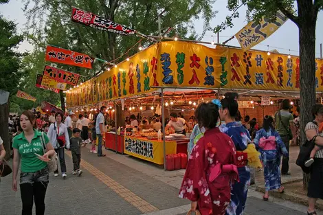 Yatai at a festival In addition to parades, concerts, animations, Himeji Yukata Matsuri hosts about 700 food stalls.