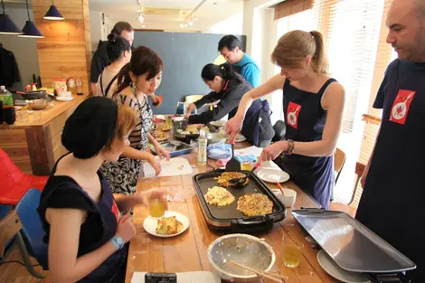 Preparando okonomiyaki con Tsukiji Cooking (Tokyo). Preparando okonomiyaki con Tsukiji Cooking (Tokyo).
