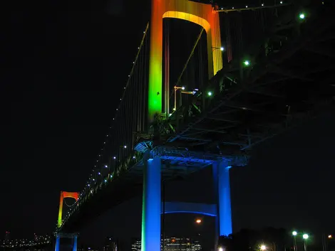 Blu, verde, rosso, il Rainbow Bridge di Tokyo porta bene il suo nome.