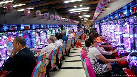 Al Pachinko Maruhan di Shibuya (Tokyo), le corsie sono riempite da più di mille pachinko.