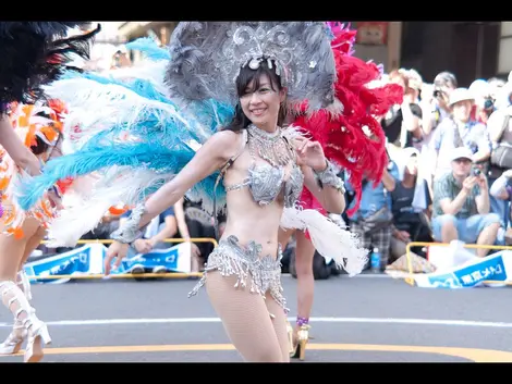 Durante el  festival de samba de Asakusa, las calles se transforman en el carnaval de Río.