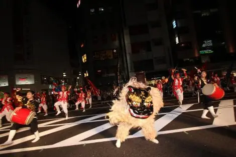 Bailes y tambores son parte importante del Ueno Natsu Matsuri. Bailes y tambores son parte importante del Ueno Natsu Matsuri.