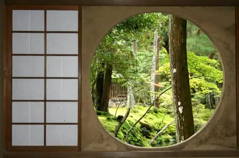 Vista da un tanhokutei, sede della cerimonia del tè, sui muschi del tempio Saihoji di Kyoto.