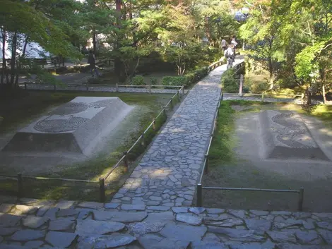 Montículos de arena rastrillada en el templo Honen-in.