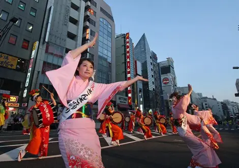 La sfilata di apertura dell'Ueno Natsu Matsuri dura in media due ore e mezzo.