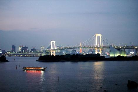 Une péniche yakatabune dérive tranquillement dans la baie de Tokyo, devant le pont Rainbow Bridge.