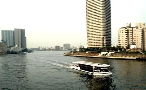 Une péniche yakatabune entre les buildings de la baie de Tokyo. Une péniche yakatabune entre les buildings de la baie de Tokyo.