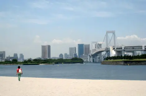 The beach of Odaiba (Tokyo), with stunning views of the Rainbow Bridge.