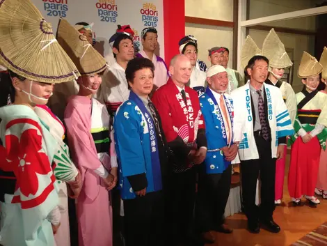 Le maire du IVe arrondissement de Paris, Christophe Girard, entouré de danseuses d'Awa Odori à l'ambassade de France au Japon.